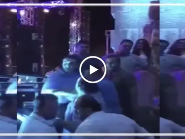 شاهد بالفيديو|| ما فعله عناصر الأمن بحيدرة سليمان عند محاولته تقبيل حسين الديك بحفلٍ غنائي - وكالة ستيب نيوز