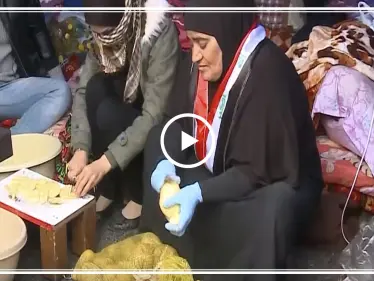 من وسط ساحة التحرير في العاصمة العراقية بغداد .. امرأة تركت منزلها لتطعم المتظاهرين العراقيين! - وكالة ستيب نيوز