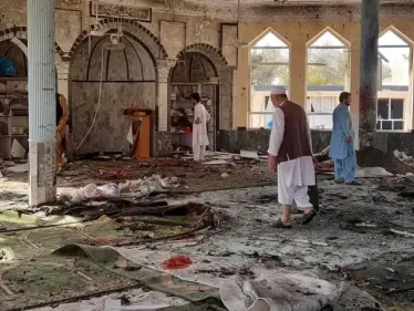 بالفيديو || نحو 100 قتيل.. ارتفاع حصيلة ضحايا تفجير استهدف مسجداً شيعياً شمالي أفغانستان - وكالة ستيب نيوز