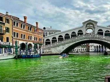 شاهد|| تغيير مياه البندقية يثير الريبة وحاكم المدينة يدعو لاجتماع طارئ - وكالة ستيب نيوز