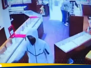 شاهد|| بأقل من دقيقتين.. لصوص يسرقون مجوهرات بـ 2 مليون دولار  - وكالة ستيب نيوز