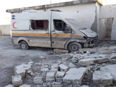 بالفيديو|| مقتل عنصر وإصابة 3 آخرين بجروح جرّاء استهداف أحد مقرّات الدفاع المدني بسهل الغاب بالقذائف الليزرية - وكالة ستيب نيوز