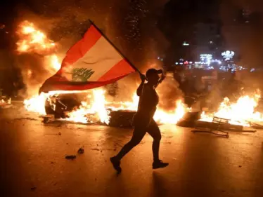 اشتعال خط نفطي في لبنان قادم من دولة عربية بعد ساعات من وصول نفط إيران - وكالة ستيب نيوز