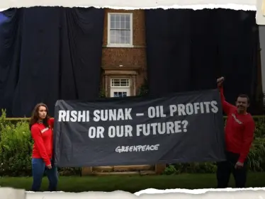 بالفيديو|| متظاهرون يغطون منزل رئيس وزراء بريطانيا بقماش أسود - وكالة ستيب نيوز