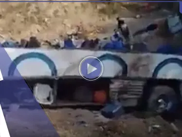 بالفيديو|| تحطمت إلى أجزاء.. انقلاب حافلة سياح في المكسيك يخلف قتلى وجرحى - وكالة ستيب نيوز