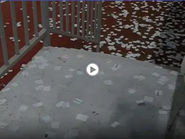 بالفيديو|| تمزيق صفحات القرآن الكريم في مباراة لكرة القدم بولاية أوردو التركية وإلقائها على شكل قصاصات - وكالة ستيب نيوز