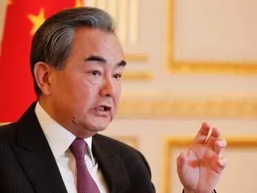 وزير الخارجية الصيني يصل الأراضي السورية تزامناً مع تحضيرات أداء القسم الرئاسي لبشار الأسد - وكالة ستيب نيوز