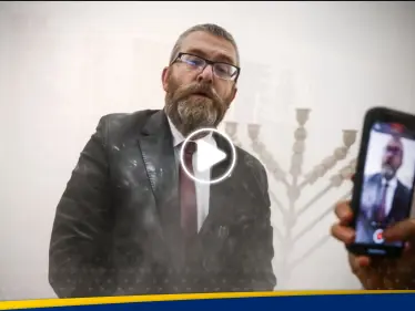 شاهد|| مسؤول بولندي يشعل عاصفة جدل بعد فيديو وثّق ردة فعله عند رؤيته شمعدان يهودي - وكالة ستيب نيوز