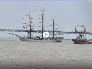 بالفيديو|| سفينة تدريب برازيلية تصطدم بجسر وتنقلب في المياه.. وزورق النجاة يغرق في طريقه إليها - وكالة ستيب نيوز