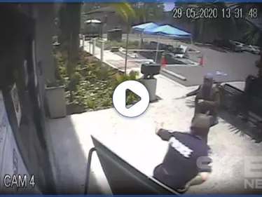 بالفيديو|| شقيقة قيادي "داعشي" تظهر في احتجاجات أمريكا وتحاول قتل شرطي أمريكي بالسكين - وكالة ستيب نيوز