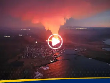 شاهد|| ثوران بركان أيسلندا يصل المناطق السكنية والحمم تلتهم المنازل وتقترب من السيارات - وكالة ستيب نيوز