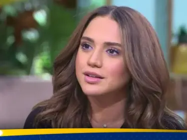 شاهد|| فنانة مصرية تتعرض لموقف محرج أمام السيسي.. والأخير يتدخل - وكالة ستيب نيوز