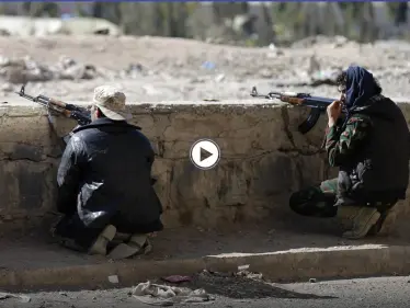 بالفيديو||لحظات مرعبة عاشها طفل يمني وجد نفسه ضمن معركة "ثأر قبلي" قبل أن يُقتل بوابلٍ من الرصاص - وكالة ستيب نيوز