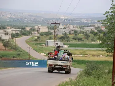نزوح الأهالي من بلدتي كفرنبودة والهبيط باتجاه ريف إدلب الجنوبي بسبب التصعيد الذي تشهده المنطقة - وكالة ستيب نيوز