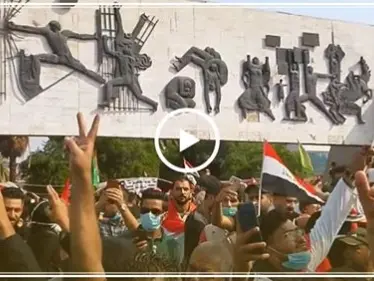 شابة عراقية تعزف موطني بساحة التحرير في بغداد ودبلوماسية غربية تصل الساحة بـالتُكتُك! (فيديو-صور) - وكالة ستيب نيوز