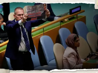 بالفيديو|| طرد مندوب إسرائيل لدى الأمم المتحدة بعد احتجاجه ضد كلمة رئيسي ورفع لافتة لدعم نساء إيران - وكالة ستيب نيوز