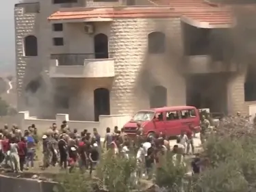 توتر في عكار.. محتجون يضرمون النار بمنزل صاحب الأرض التي انفجر فيها خزان الوقود (فيديو) - وكالة ستيب نيوز