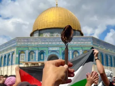 بالفيديو|| الملعقة التي هزّت أمن تل أبيب تُرفع مثيلتها في ساحات المسجد الأقصى.. والقوات الإسرائيلية تتحرك - وكالة ستيب نيوز