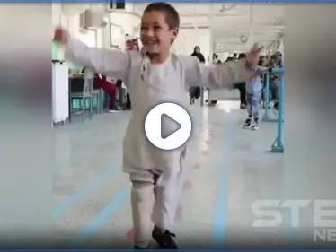 بالفيديو|| شاهد كيف رقص وتفاعل هذا الطفل بعد تركيب طرف صناعي له لأول مرة بحياته - وكالة ستيب نيوز