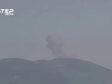 تصاعد الدخان نتيجة الغارات الجوية على قرية الكبانة شمال اللاذقية - وكالة ستيب نيوز