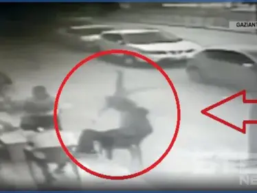 بالفيديو || نجا بأعجوبة.. سقوط طفل سوري من الطابق الثالث على رجل تركي في عنتاب التركيّة - وكالة ستيب نيوز