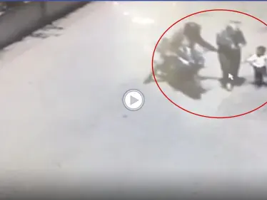 بالفيديو|| سائق دراجة نارية تركي يضايق امرأة ويجرها خلفه وسط الطريق والناس يهرعون لمساعدتها - وكالة ستيب نيوز