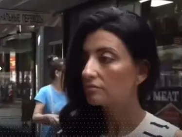 مسؤولة أمريكية تتعرض لموقف محرج وسط الشارع.. "قبلة على الهواء" - وكالة ستيب نيوز