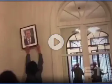 بالفيديو|| لحظة اقتحام القنصلية اللبنانية في باريس وتحطيم صورة عون فيها - وكالة ستيب نيوز