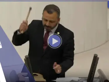 بالفيديو|| نائب تركي يحطم هاتفه بمطرقة داخل البرلمان - وكالة ستيب نيوز