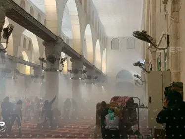 بالفيديو|| القوات الإسرائيلية تطلق الرصاص الحي في قلب المسجد الأقصى وتوقع عشرات الإصابات - وكالة ستيب نيوز