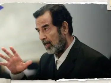 يُمسك بالمصحف.. صورة نادرة لصدام حسين لحظة قراءة قرار إعدامه (شاهد) - وكالة ستيب نيوز