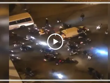 بالفيديو|| المتظاهرون اللبنانيون يتجمهرون أمام منزل رئيس الحكومة الجديد.. والهتافات تطالبه بالرحيل - وكالة ستيب نيوز