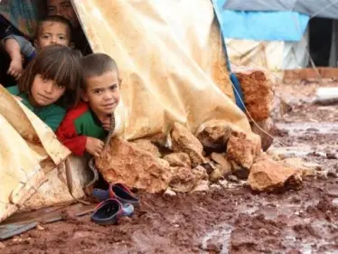 بالفيديو|| قادمة من تركيا.. عاصفة قوية تضرب مخيمات اللاجئين السوريين بإدلب وتحذيرات من كارثة - وكالة ستيب نيوز