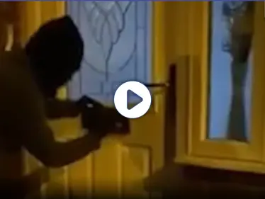 بالفيديو|| كاميرا توثق إعادة لص لأموال مسروقة كانت مخصصة للمسجد.. وتعليقه على فعلته - وكالة ستيب نيوز