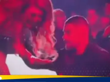 شاهد|| نوال الزغبي تسقط على المسرح بعد تعثرها بمكبرات الصوت.. ورد فعل سريع - وكالة ستيب نيوز