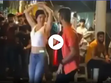 شاهد بالفيديو|| شاب وفتاة يرقصان في الشارع ويثيران الجدل على مواقع التواصل الاجتماعي - وكالة ستيب نيوز