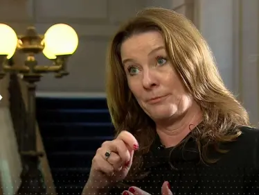 "فضيحة" على الهواء مباشرة.. وزيرة بريطانية تضع نفسها في موقف محرج وتعتذر - وكالة ستيب نيوز