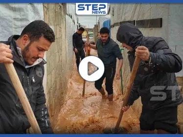 بالفيديو|| أحد مخيمات الشمال السوري غارق بالوحل والأمطار.. والأهالي يناشدون الدفاع المدني - وكالة ستيب نيوز