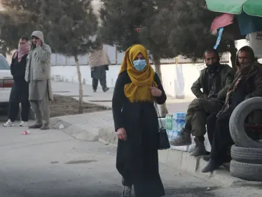 بالفيديو|| "أرجوك لا تضربها".. مسن أفغاني يبيع ابنته البالغة 9 سنوات كعروس لرجل كبير ويتوسل له باكياً - وكالة ستيب نيوز