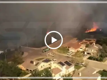 كاليفورنيا: الحرائق تمتد إلى المنازل والطرق السريعة والسلطات تعلن حالة الطوارئ (فيديو) - وكالة ستيب نيوز