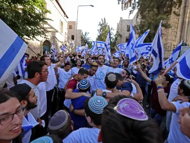 بالفيديو|| "الموت للعرب".. المسيرة الإسرائيلية المستفزة تجوب أحياء القدس ومواجهات عنيفة بين الشرطة الإسرائيلية وفلسطينيين - وكالة ستيب نيوز