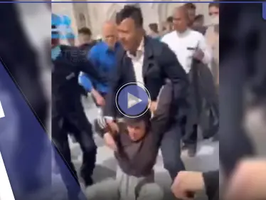 شاهد|| مهاجم يقتحم أشهر ضريح شيعي في إيران.. ويطعن 3 رجال دين وفيديو يوثق لحظة القبض على الفاعل - وكالة ستيب نيوز