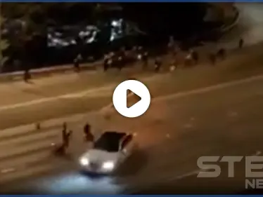 بالفيديو || أجساد تتطاير في السماء.. سيارة مسرعة تقتحم مظاهرة في مدينة سياتل الأمريكية - وكالة ستيب نيوز