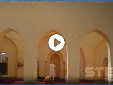 بالفيديو|| كتابات تشوه جدران مسجد البيعة في السعودية.. رغم قيمته التاريخية - وكالة ستيب نيوز