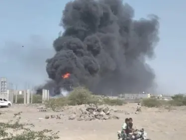  بعد دوي انفجاراتٍ عنيفة فيه.. الحكومة اليمنية تتهم ميليشيات الحوثي بقصف ميناء المخا "صاروخيّاً" - وكالة ستيب نيوز
