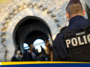 وزير الداخلية الفرنسي يأمر بسحب إقامة إمام عربي بعد تهجمه على "العلم الثلاثي الألوان" - وكالة ستيب نيوز