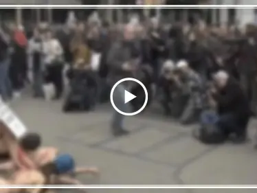 بالفيديو|| عشرات الناشطين من النساء والرجال عراة تمامًا في برشلونة.. والقصة! - وكالة ستيب نيوز