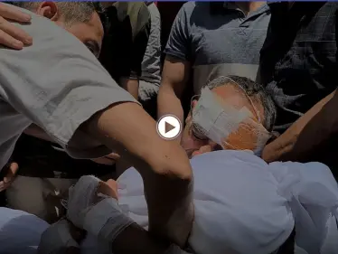 مشهد مؤثر || أب يودع أطفاله بالدموع بعدما خرج من تحت أنقاض منزله في مدينة غزة - وكالة ستيب نيوز