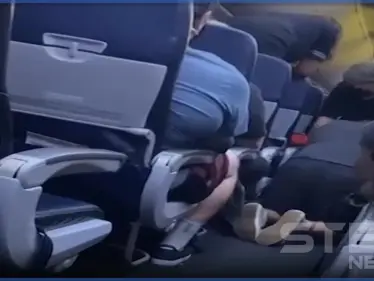 بالفيديو|| رجل يلفظ أنفاسه الأخيرة متأثراً بكورونا على متن طائرة وركّاب يجتمعون لإنعاشه - وكالة ستيب نيوز