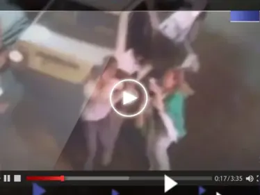 بالفيديو|| رجل غاضب يعتدي على امرأة إيرانية بسبب "الحجاب" ويخرجها عنوة من السيارة - وكالة ستيب نيوز